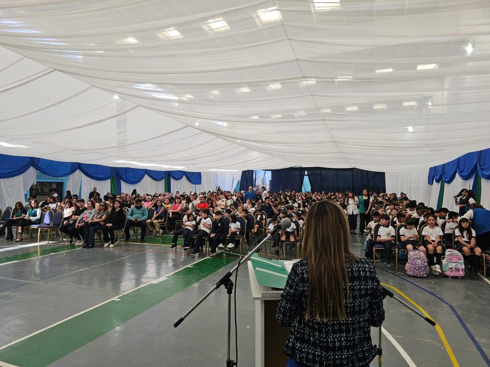 La directora general del Instituto Aonikenk, Mara llugdar, anunciando el inicio de ciclo lectivo en caleta olivia.