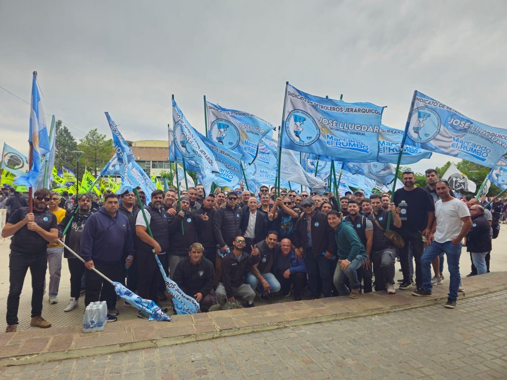 José Dante Llugdar junto a la Conducción sindical de Petroleros Jerárquicos en la apertura de las sesiones legislativas en Rawson, Chubut.
